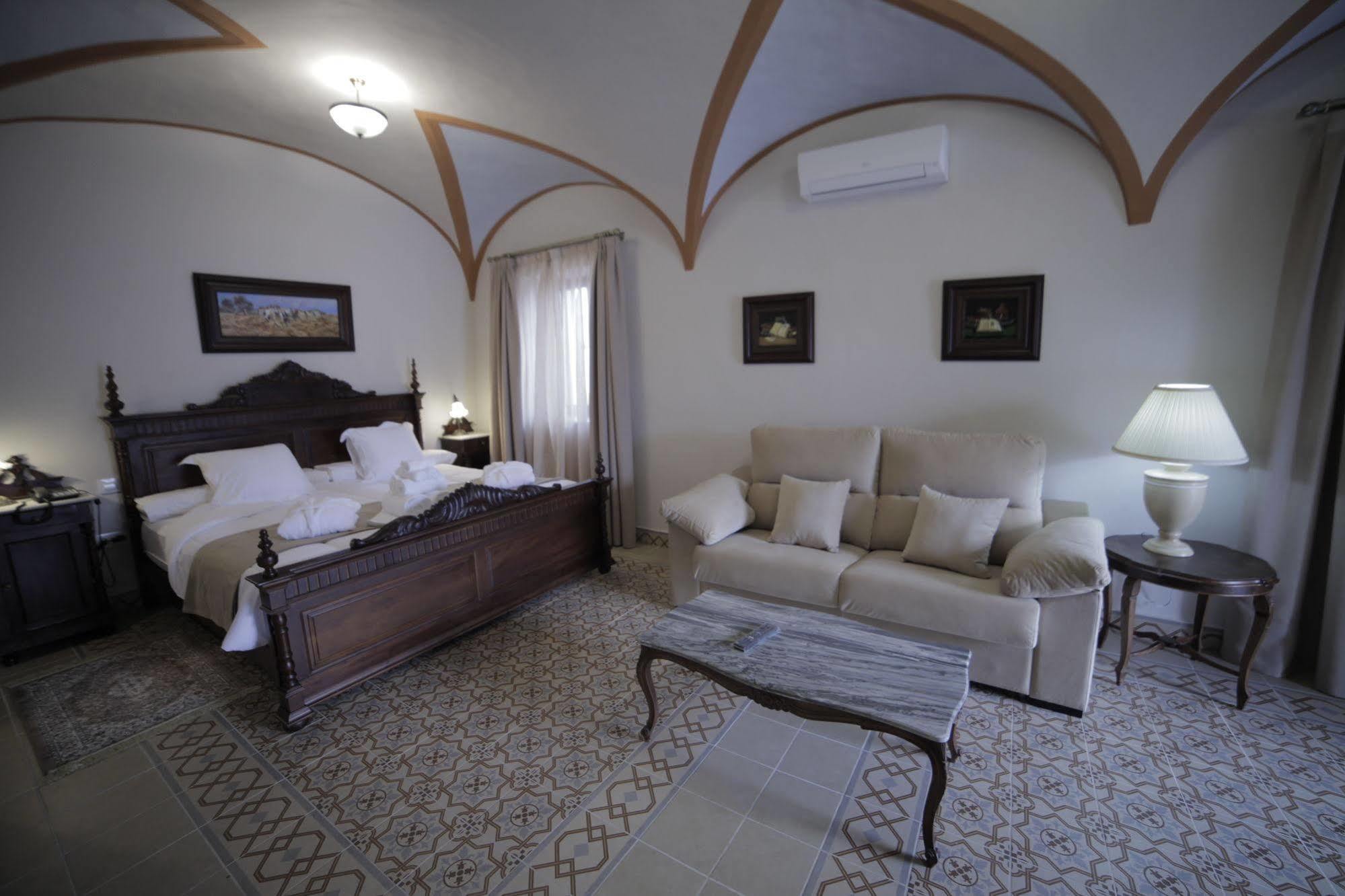 Hotel La Giralda Burguillos Del Cerro Buitenkant foto