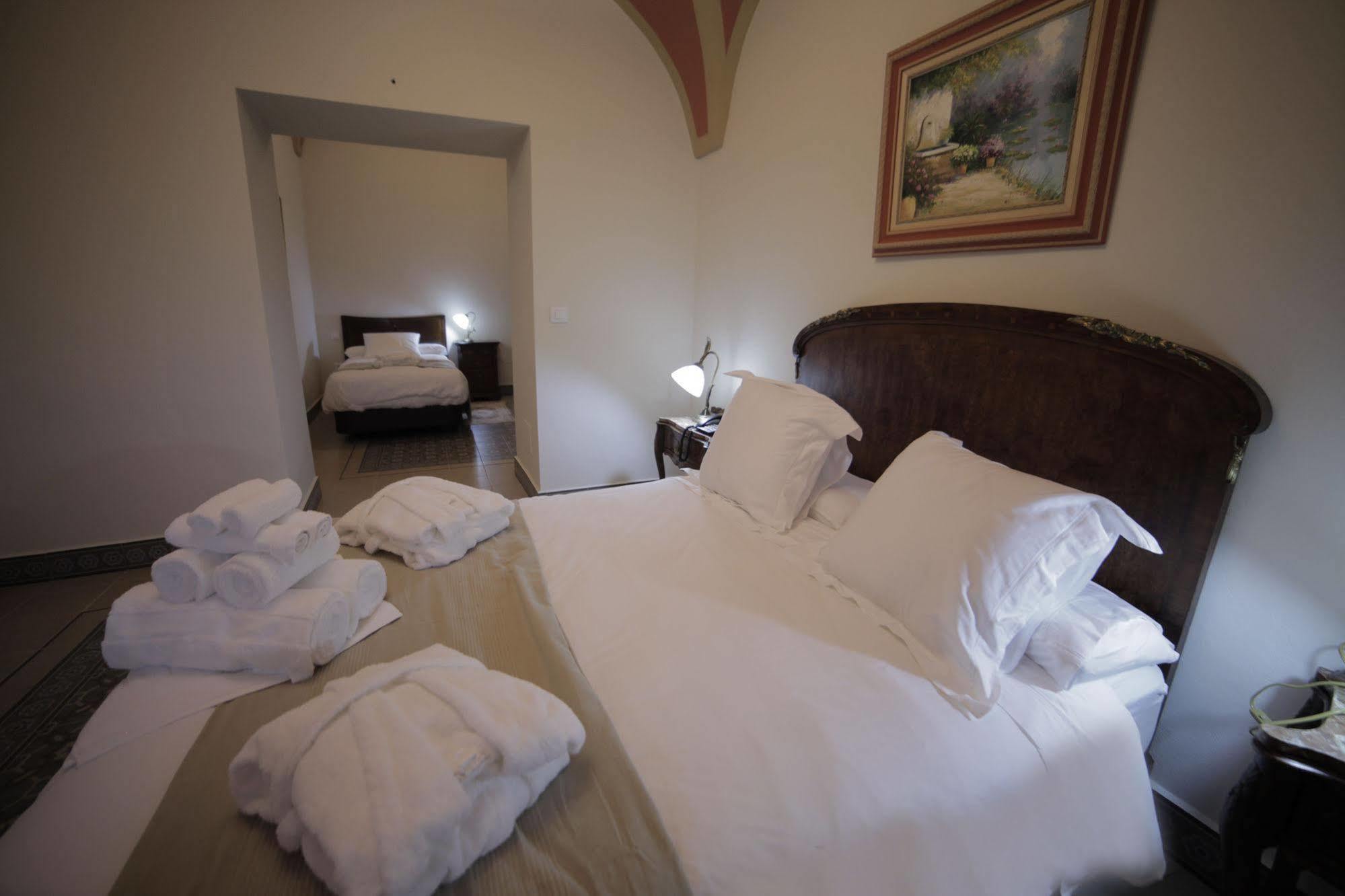Hotel La Giralda Burguillos Del Cerro Buitenkant foto