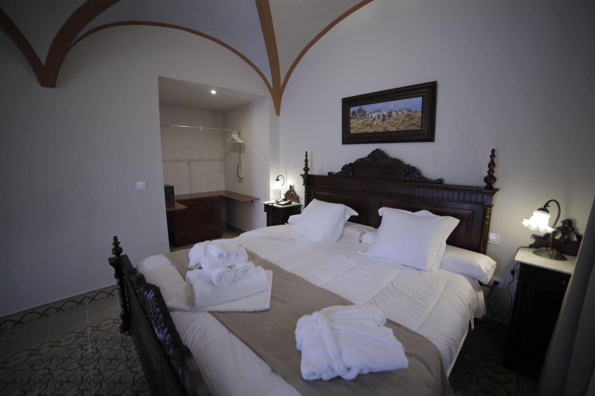 Hotel La Giralda Burguillos Del Cerro Buitenkant foto