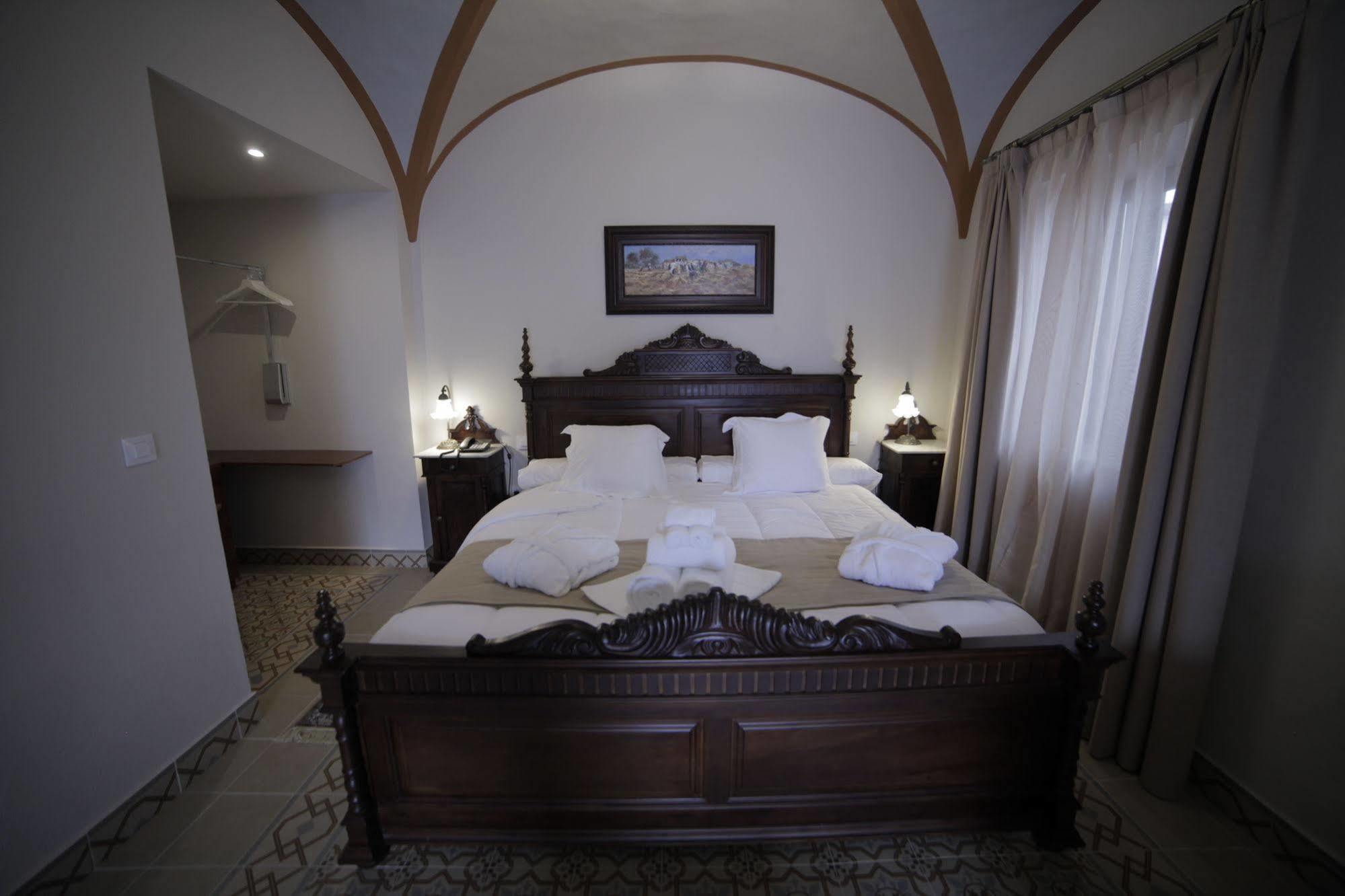 Hotel La Giralda Burguillos Del Cerro Buitenkant foto